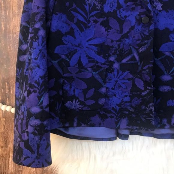Elie Tahari | Navy & Purple Floral Cropped Blazer - Picture 2 of 6